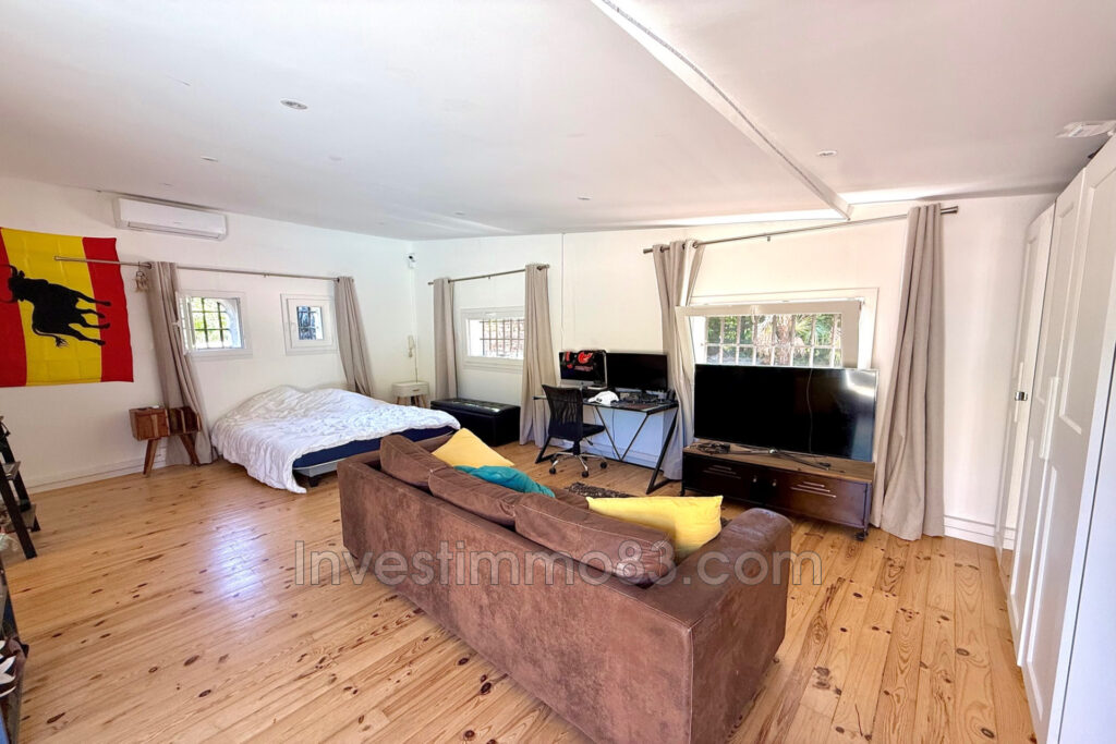 Proche des commodités et des axes routiers, dans un quartier r – 7 pièces – NR chambres – 250.00 m²