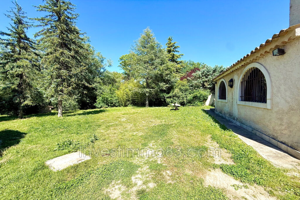 Proche des commodités et des axes routiers, dans un quartier r – 7 pièces – NR chambres – 250.00 m²