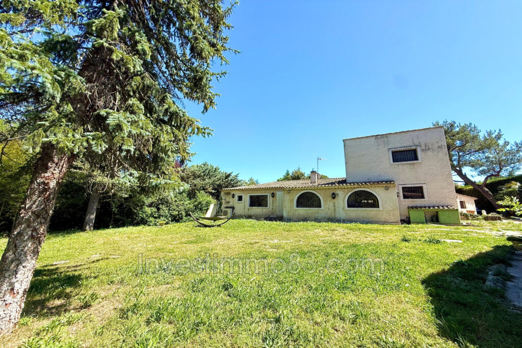 Proche des commodités et des axes routiers, dans un quartier r – 7 pièces – NR chambres – 250.00 m²