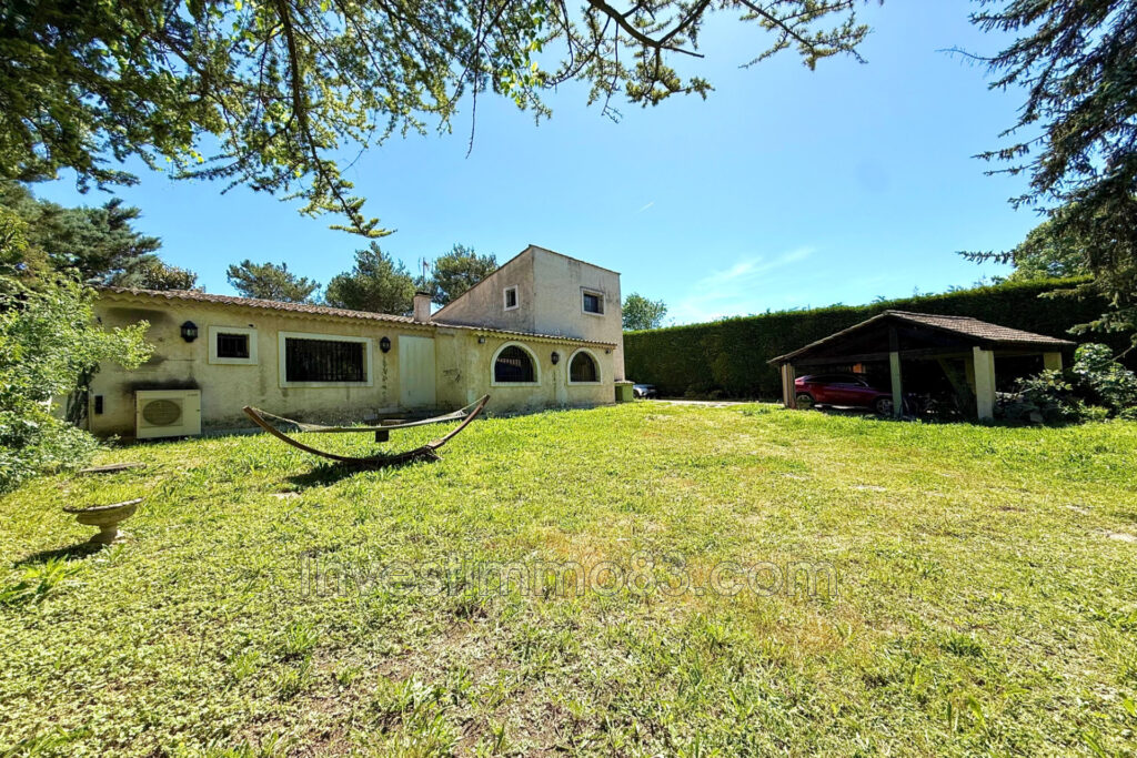 Proche des commodités et des axes routiers, dans un quartier r – 7 pièces – NR chambres – 250.00 m²