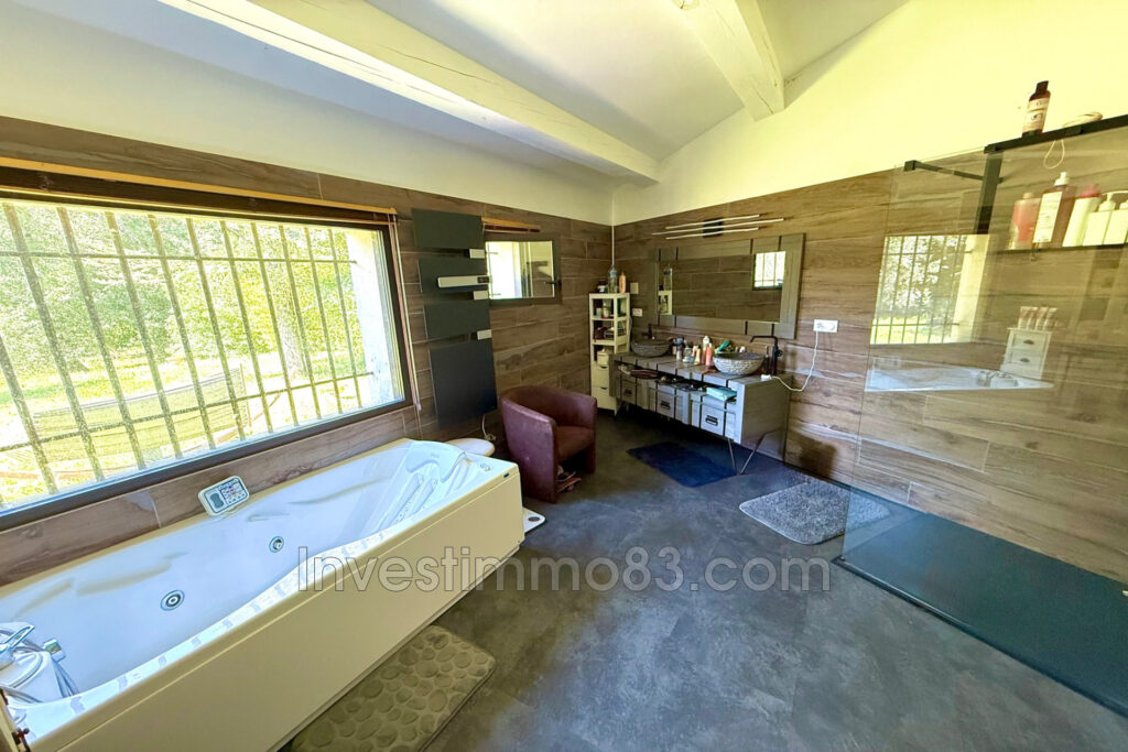 Proche des commodités et des axes routiers, dans un quartier r – 7 pièces – NR chambres – 250.00 m²