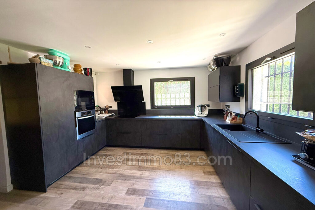 Proche des commodités et des axes routiers, dans un quartier r – 7 pièces – NR chambres – 250.00 m²