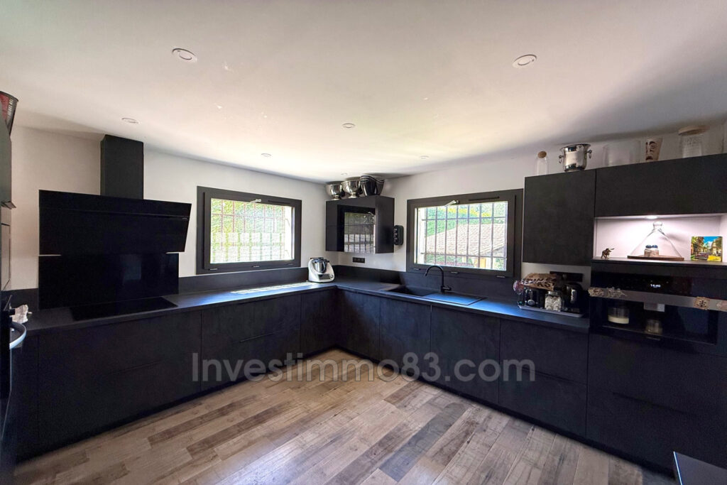 Proche des commodités et des axes routiers, dans un quartier r – 7 pièces – NR chambres – 250.00 m²