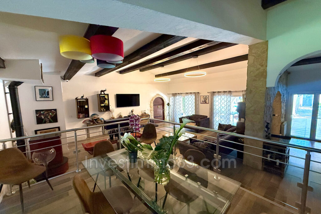 Proche des commodités et des axes routiers, dans un quartier r – 7 pièces – NR chambres – 250.00 m²