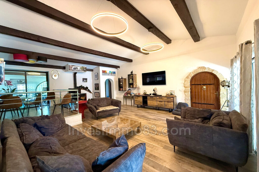 Proche des commodités et des axes routiers, dans un quartier r – 7 pièces – NR chambres – 250.00 m²