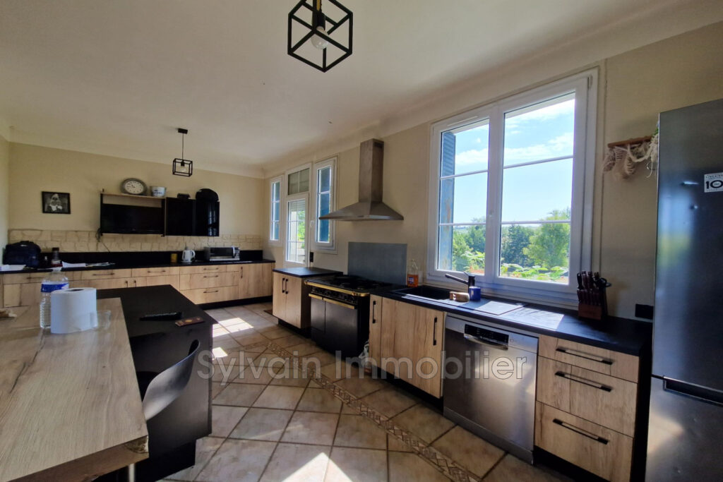 vente maison 6 Pièce(s) – 6 pièces – 4 chambres – 216.00 m²