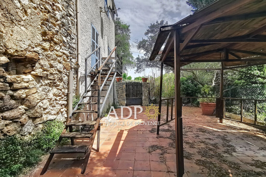 Maison en état de ruine sur un terrain à Plascassier.  – NR pièces – NR chambres – 4  – 180.00 m²