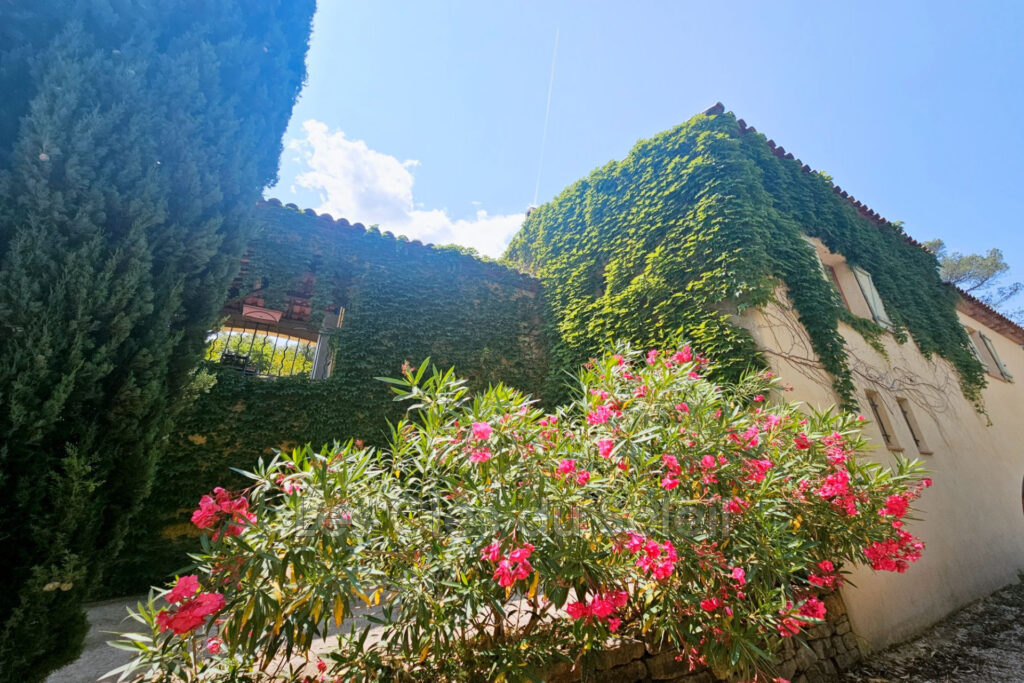 Belle Maison néo-provençale de 110 m² environ de plain-pied su – 5 pièces – 4 chambres – 150.00 m²