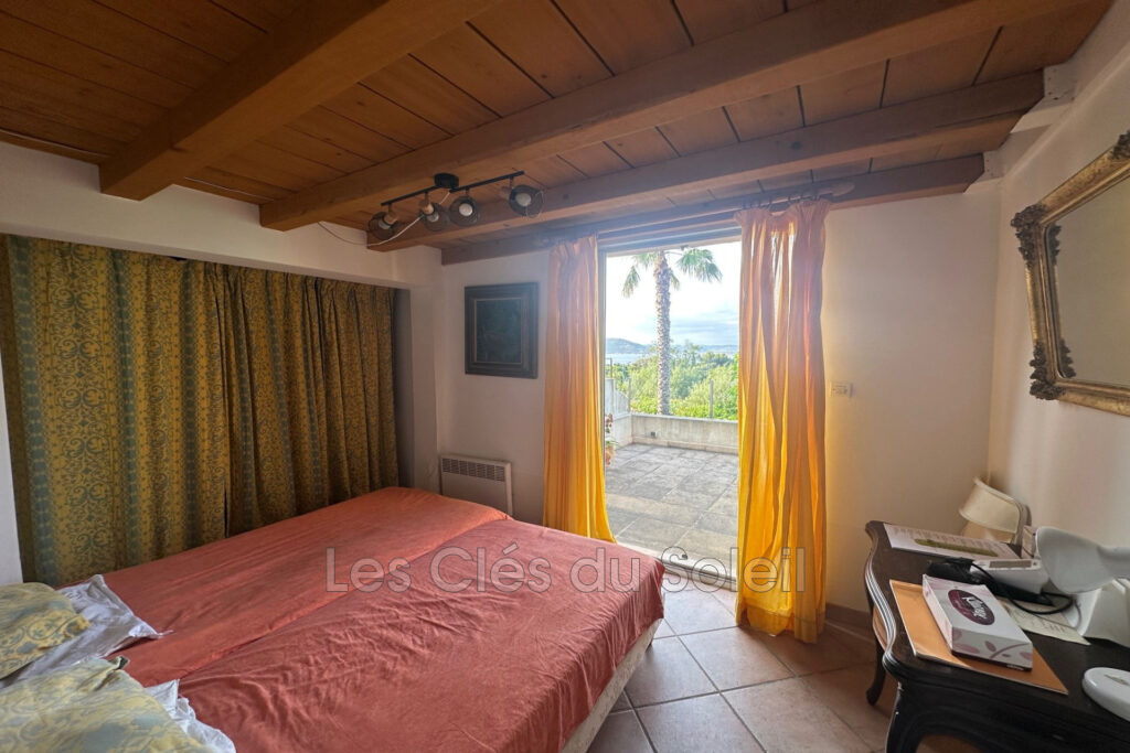 Maison de village à 500 m de la plage de l’Almanarre et à 2 pa – 4 pièces – 3 chambres – 91.80 m²