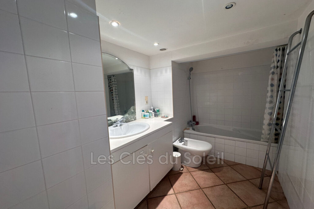 Maison de village à 500 m de la plage de l’Almanarre et à 2 pa – 4 pièces – 3 chambres – 91.80 m²