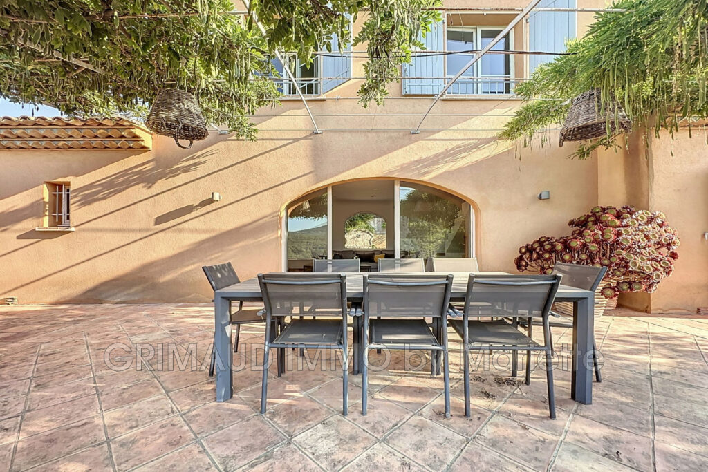 belle villa avec vue panoramique – 5 pièces – 4 chambres – 4  – 200.00 m²