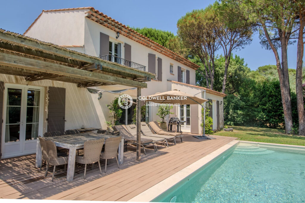 Charmante villa entourée de pins parasols dans un domaine sécu – 5 pièces – 4 chambres – 225.00 m²