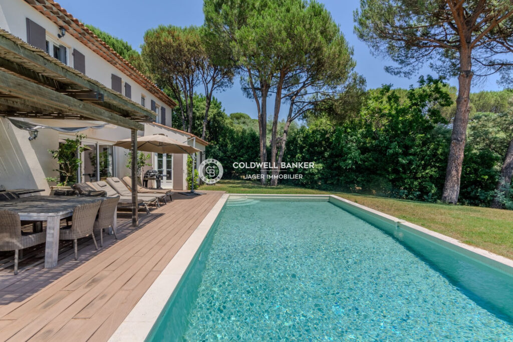 Charmante villa entourée de pins parasols dans un domaine sécu – 5 pièces – 4 chambres – 225.00 m²