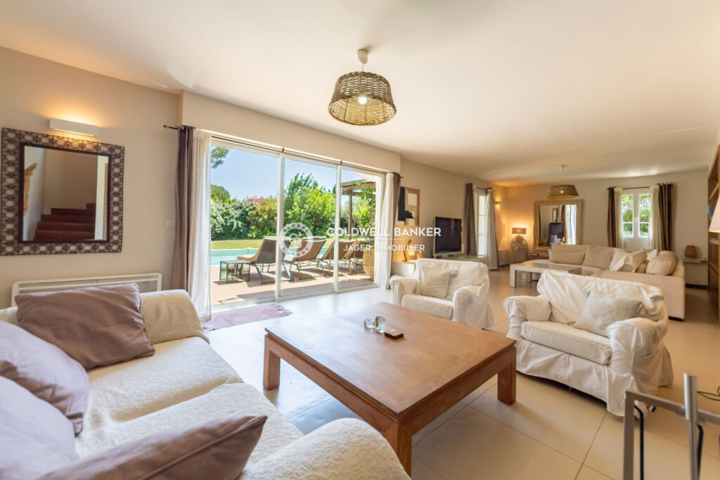 Charmante villa entourée de pins parasols dans un domaine sécu – 5 pièces – 4 chambres – 225.00 m²