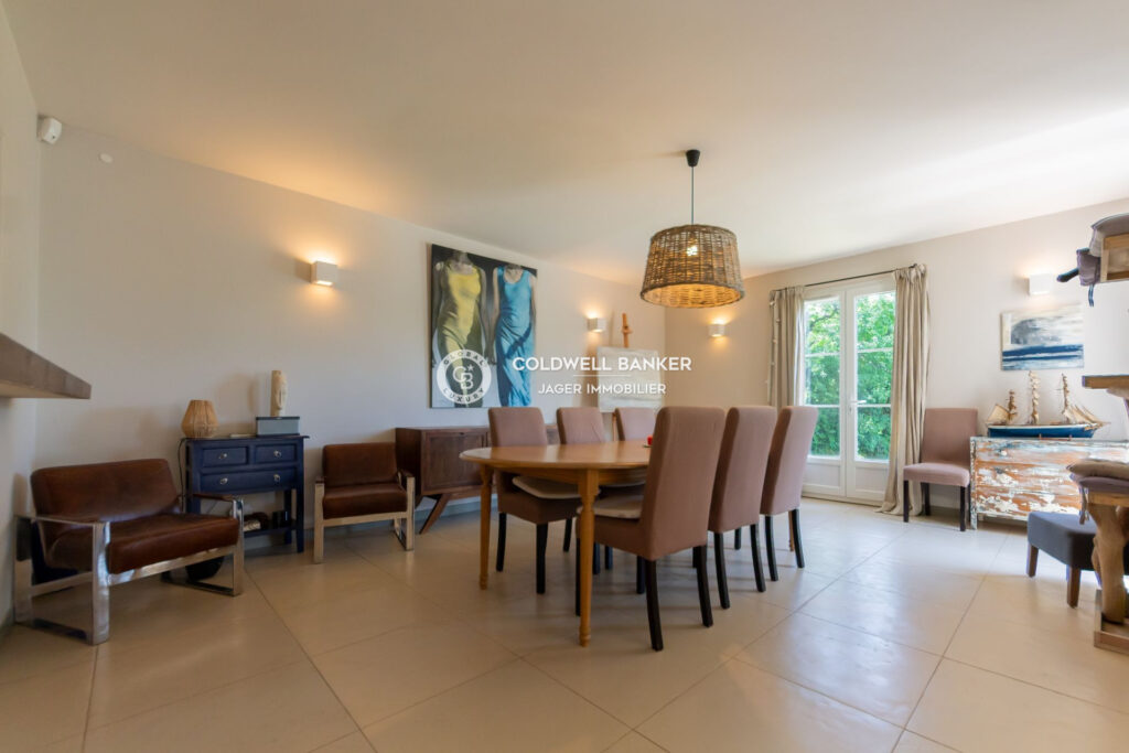 Charmante villa entourée de pins parasols dans un domaine sécu – 5 pièces – 4 chambres – 225.00 m²