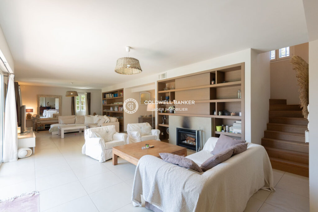 Charmante villa entourée de pins parasols dans un domaine sécu – 5 pièces – 4 chambres – 225.00 m²