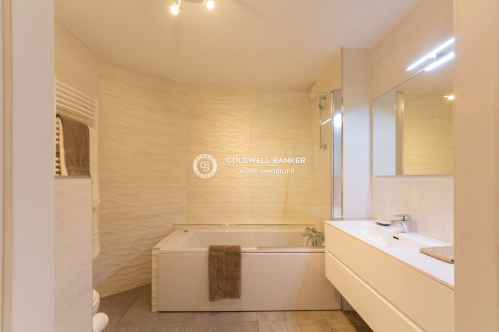 À vendre  Saint-Tropez centre : élégant 3 pièces avec terrass – 3 pièces – 2 chambres – 67.68 m²