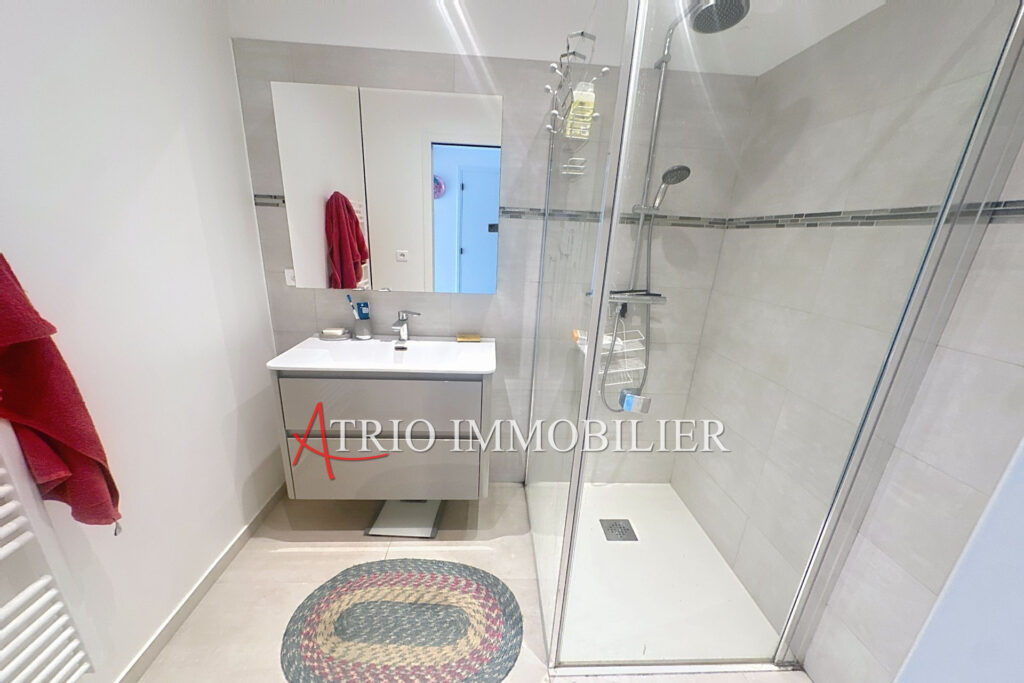 Dans le secteur de Tzanck, dans une belle résidence bien tenue – 3 pièces – 2 chambres – 76.00 m²