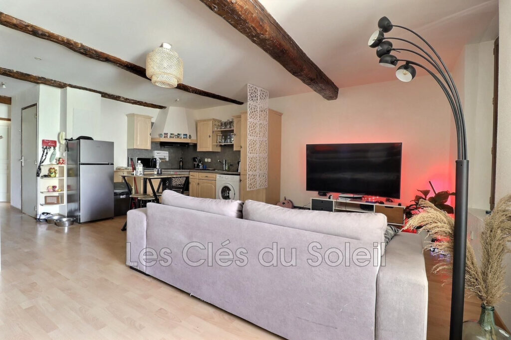 CUERS – PETIT IMMEUBLE DE RAPPORT  CENTRE-VILLE DE CUERS  EX – 6 pièces – 4 chambres – 130.00 m²