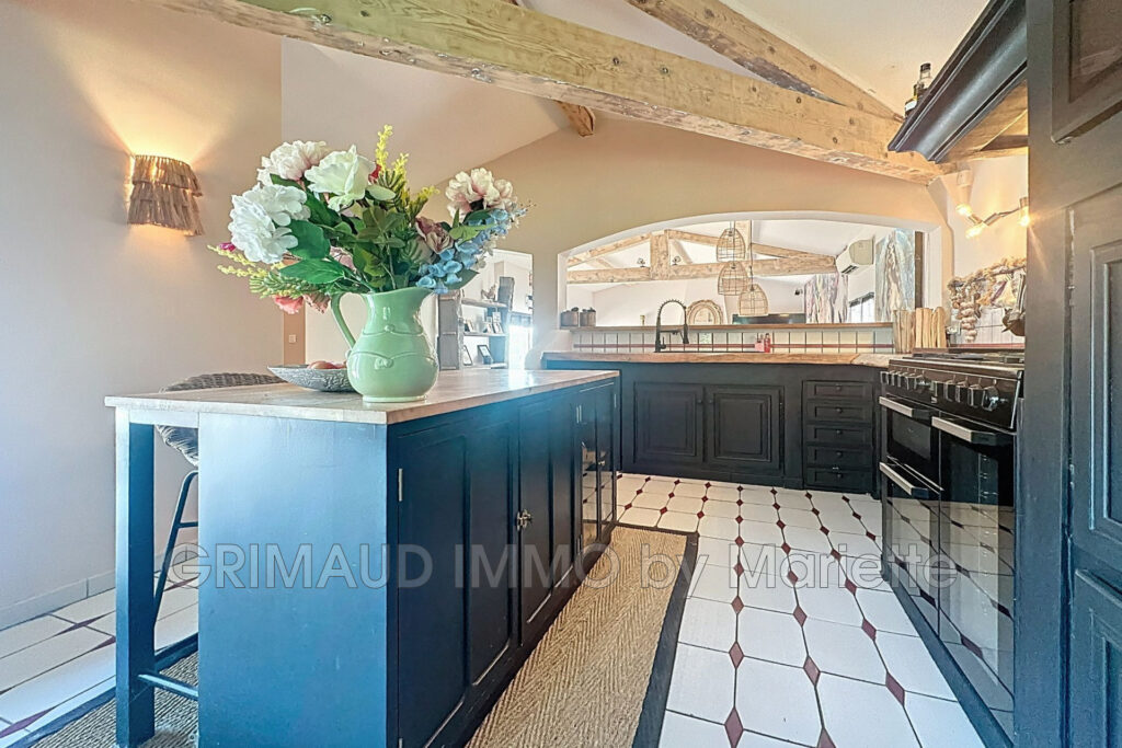 belle proprieté avec vue degagée, piscine et 2 appartements in – 10 pièces – 7 chambres – 280.00 m²