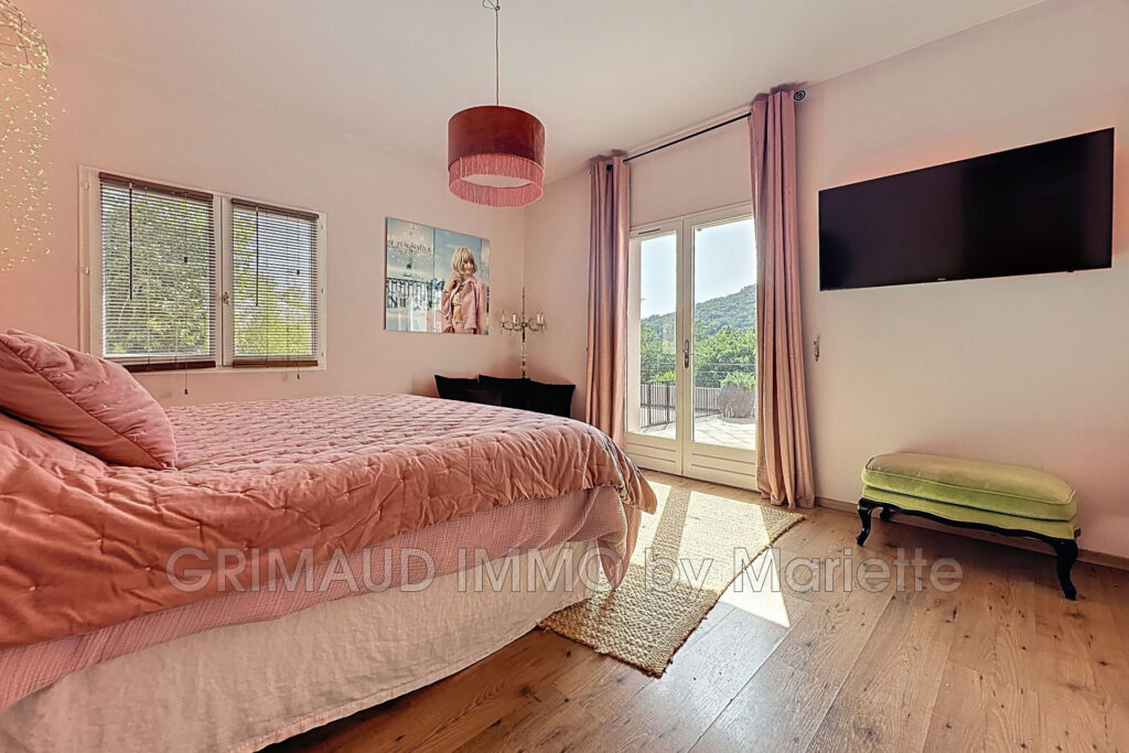 belle proprieté avec vue degagée, piscine et 2 appartements in – 10 pièces – 7 chambres – 280.00 m²