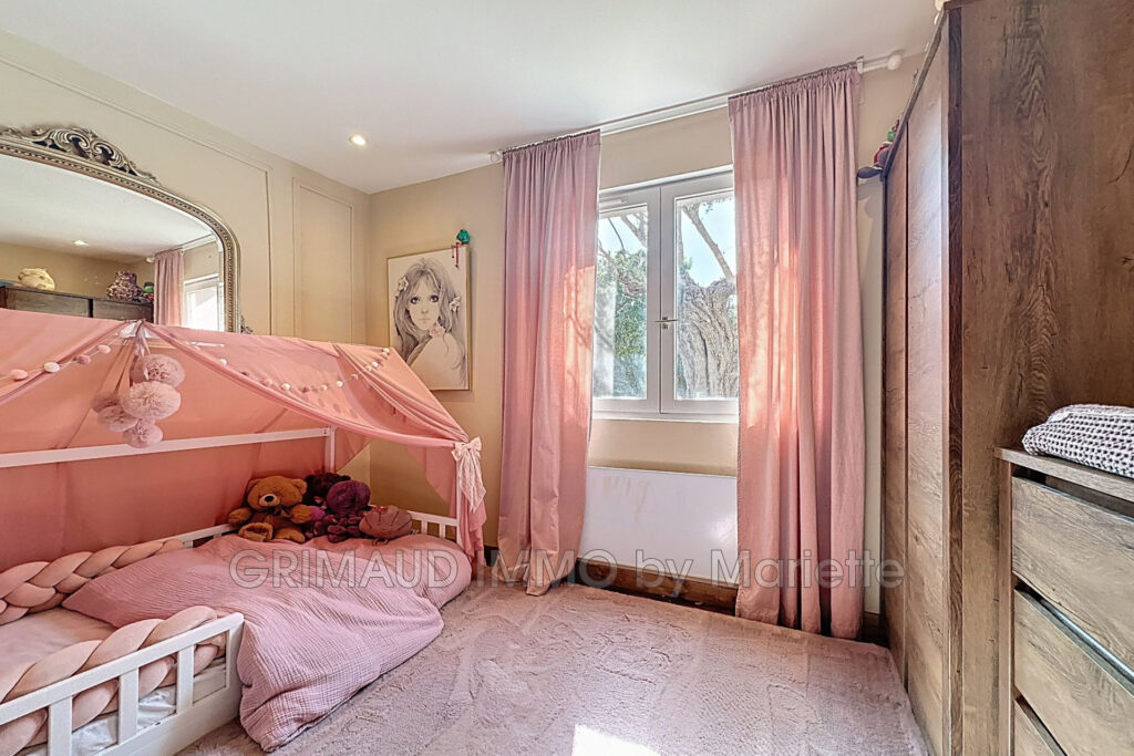 belle proprieté avec vue degagée, piscine et 2 appartements in – 10 pièces – 7 chambres – 280.00 m²