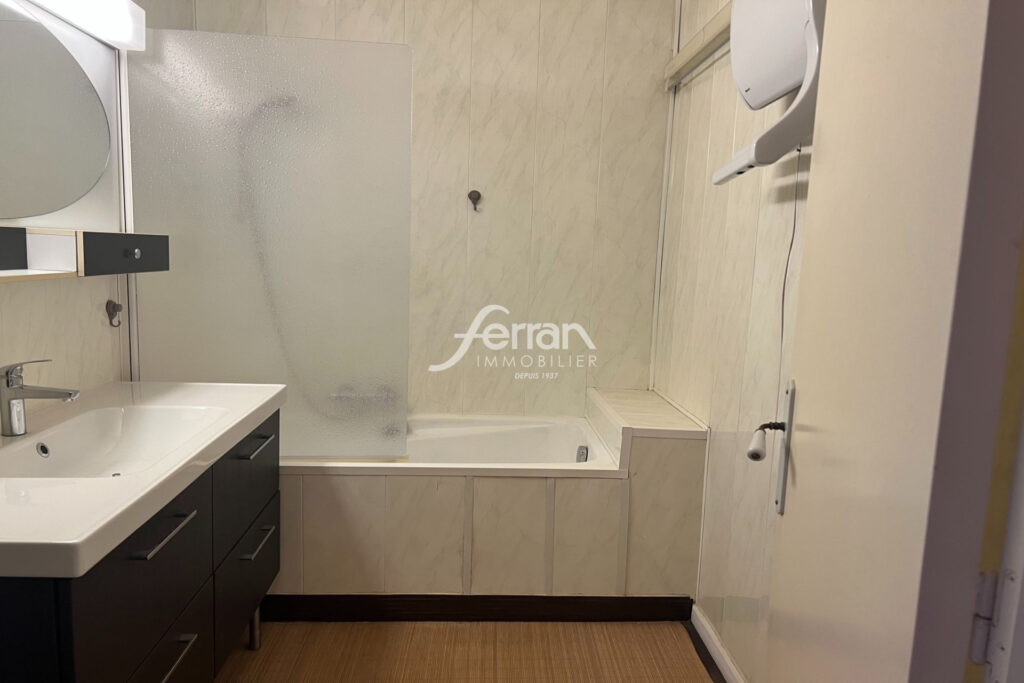 Trans-en-Provence, T3 de 78 m2 en centre ville. – 3 pièces – 2 chambres – 78.22 m²