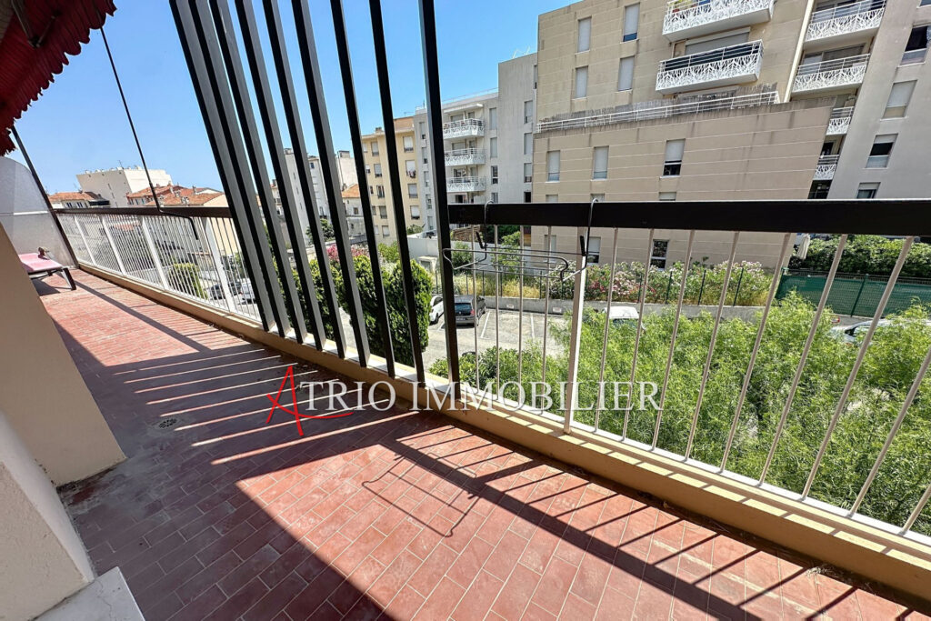 Dans le secteur de Tzanck, dans une belle résidence bien tenue – 3 pièces – 2 chambres – 76.00 m²