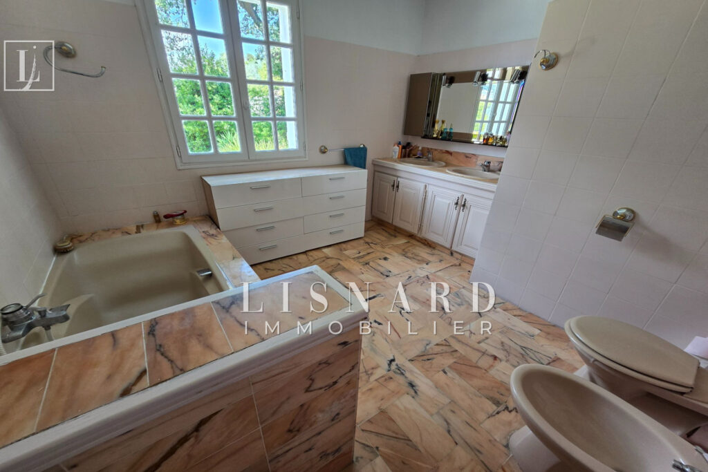 vente maison 6 Pièce(s) – 6 pièces – 4 chambres – 240.00 m²