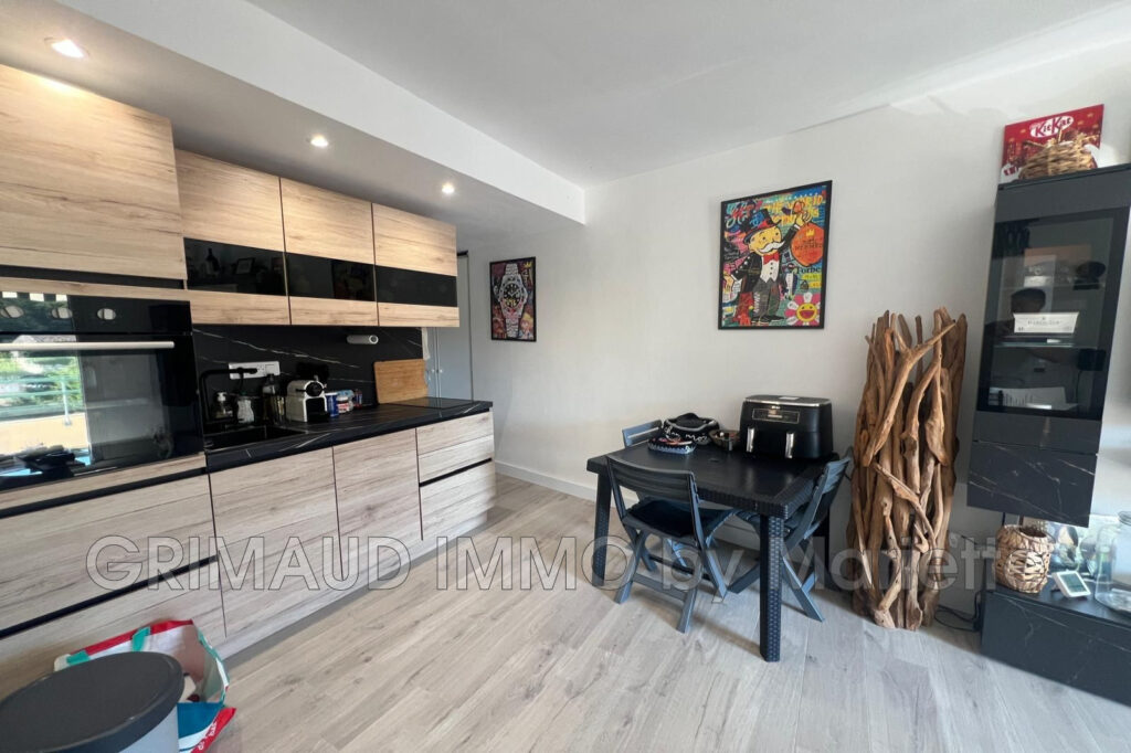 Appartement T2 avec terrasse en plein centre-ville de Cavalair – 2 pièces – 1 chambre – 32.65 m²