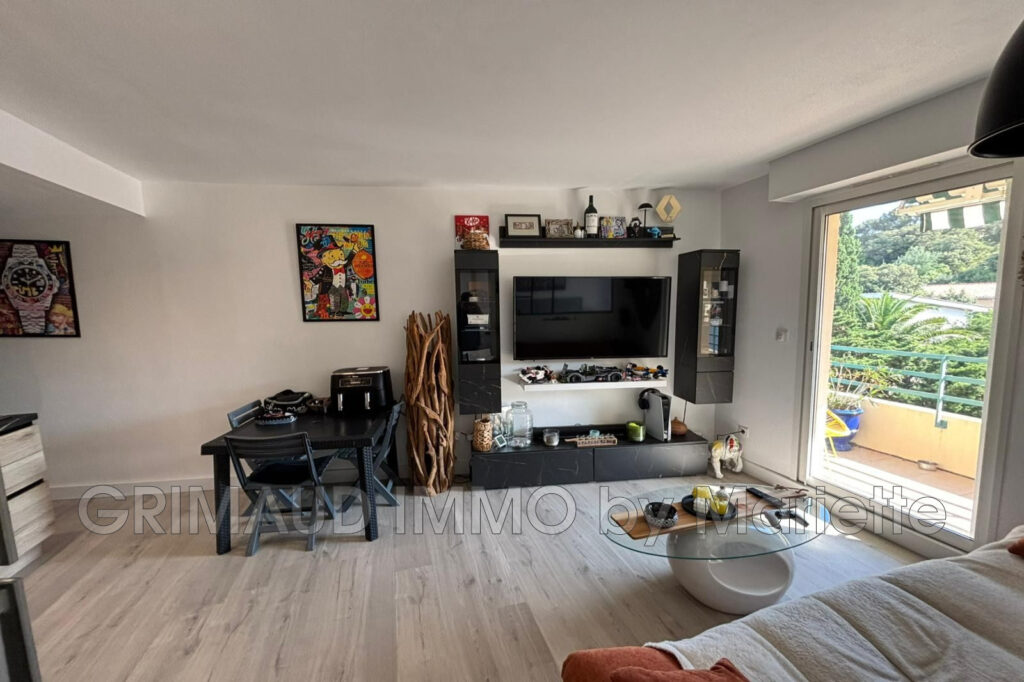 Appartement T2 avec terrasse en plein centre-ville de Cavalair – 2 pièces – 1 chambre – 32.65 m²