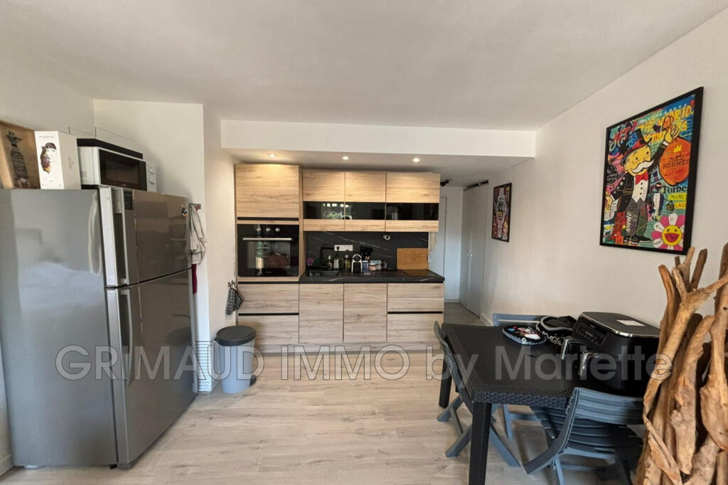 Appartement T2 avec terrasse en plein centre-ville de Cavalair – 2 pièces – 1 chambre – 32.65 m²