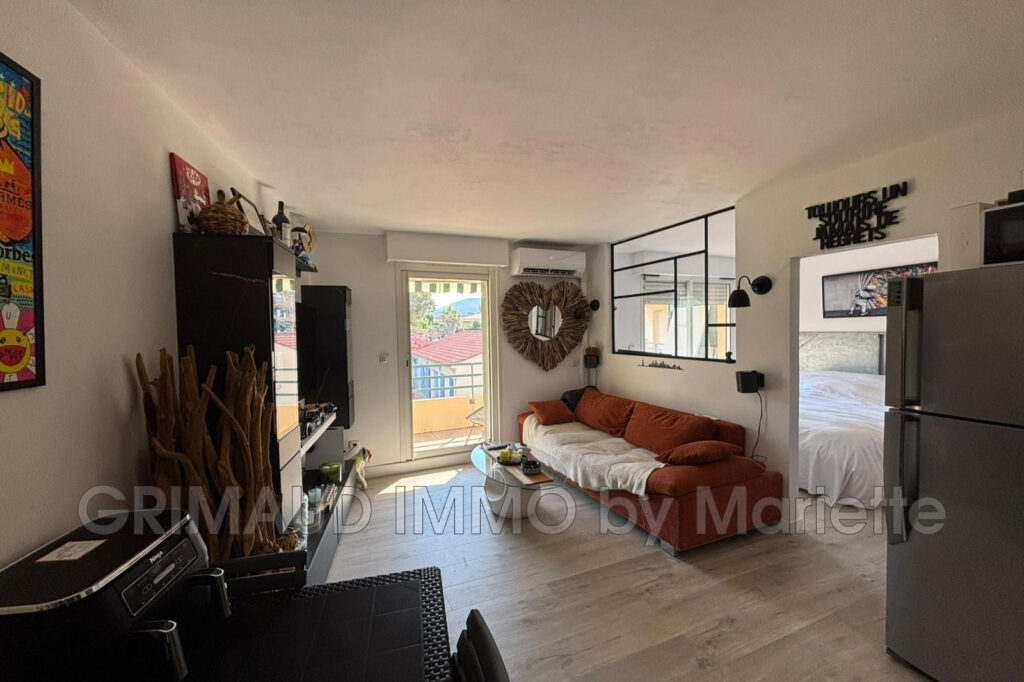 Appartement T2 avec terrasse en plein centre-ville de Cavalair – 2 pièces – 1 chambre – 32.65 m²