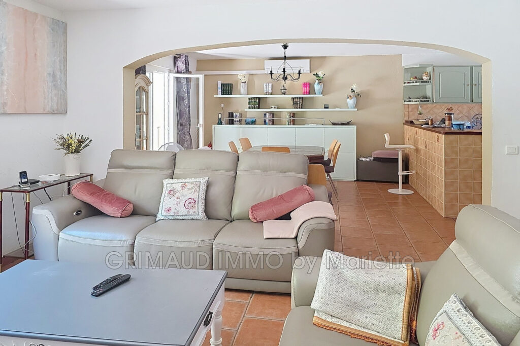 belle maison a pied du village Grimaud – 5 pièces – 4 chambres – 110.00 m²