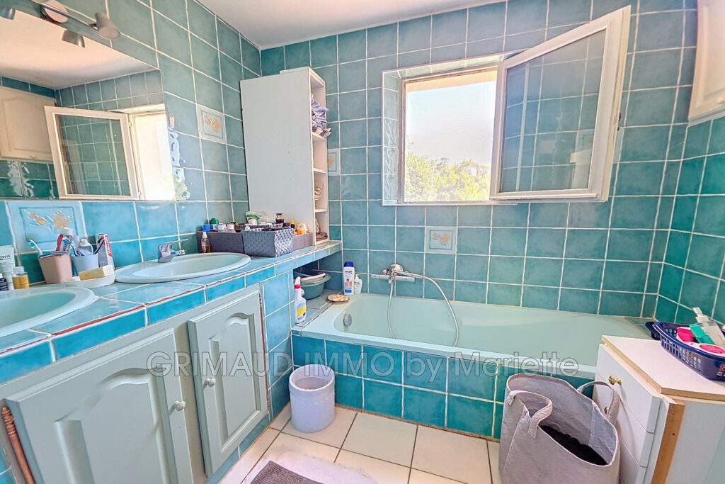 belle maison a pied du village Grimaud – 5 pièces – 4 chambres – 110.00 m²