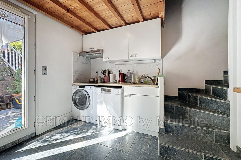 Dans une résidence avec piscines, charmant mazet comprenant de – 4 pièces – 2 chambres – 56.30 m²