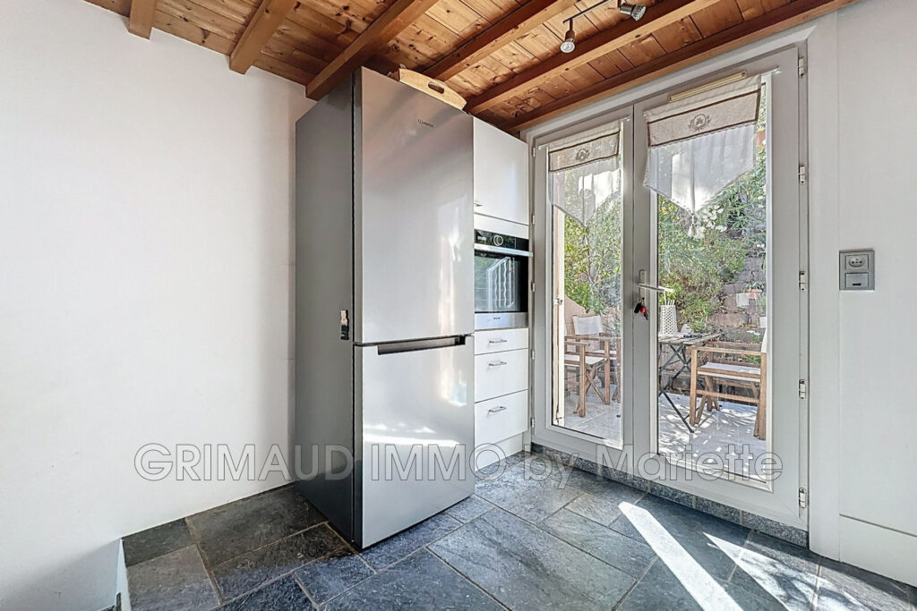 Dans une résidence avec piscines, charmant mazet comprenant de – 4 pièces – 2 chambres – 56.30 m²