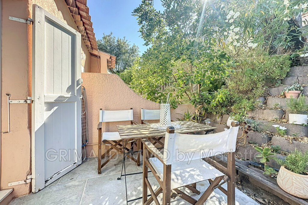 Dans une résidence avec piscines, charmant mazet comprenant de – 4 pièces – 2 chambres – 56.30 m²