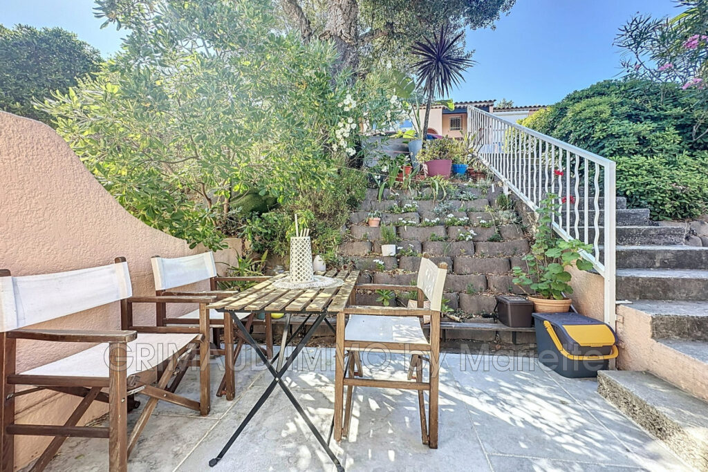 Dans une résidence avec piscines, charmant mazet comprenant de – 4 pièces – 2 chambres – 56.30 m²