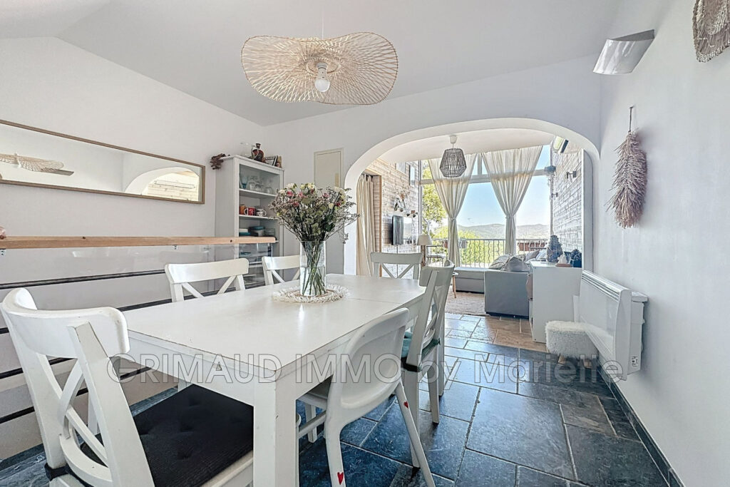 Dans une résidence avec piscines, charmant mazet comprenant de – 4 pièces – 2 chambres – 56.30 m²