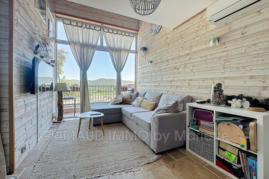 Dans une résidence avec piscines, charmant mazet comprenant de – 4 pièces – 2 chambres – 56.30 m²