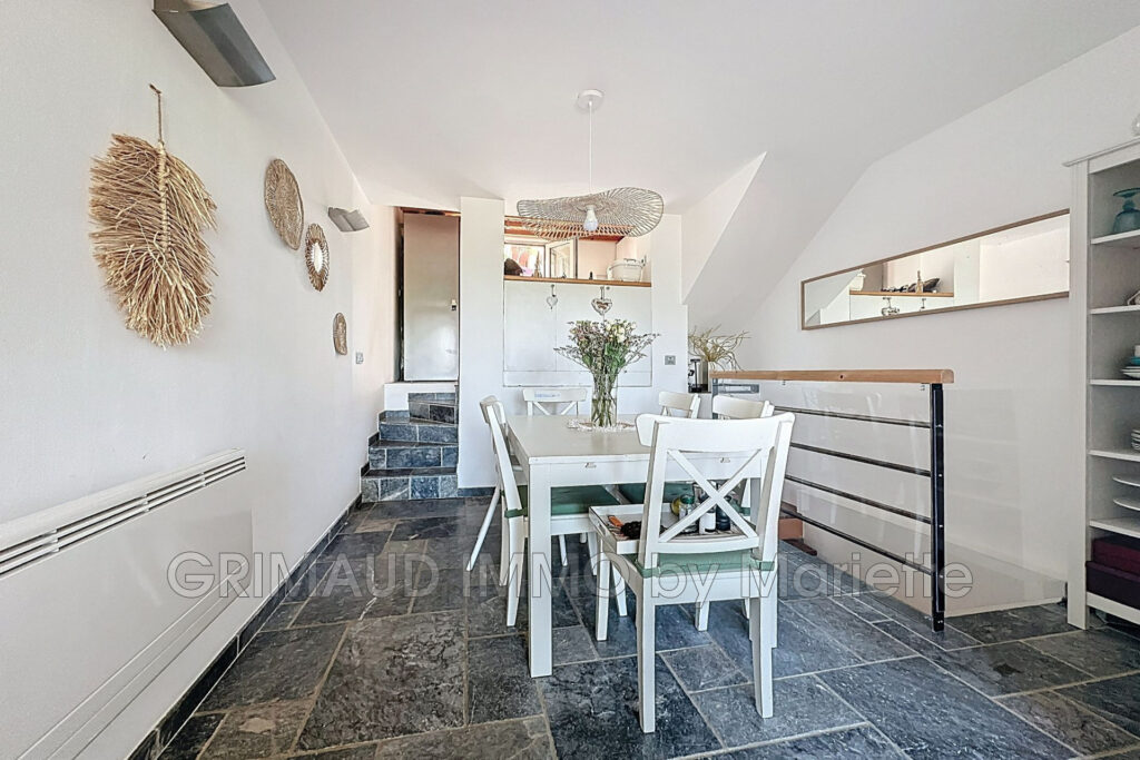 Dans une résidence avec piscines, charmant mazet comprenant de – 4 pièces – 2 chambres – 56.30 m²