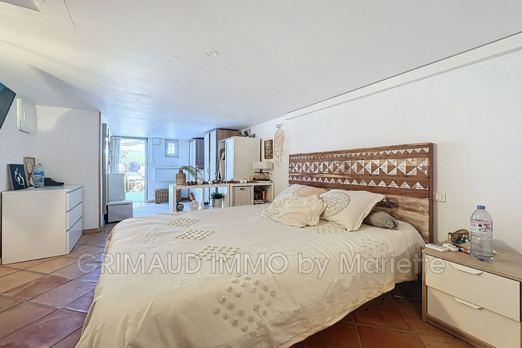 Dans une résidence avec piscines, charmant mazet comprenant de – 4 pièces – 2 chambres – 56.30 m²