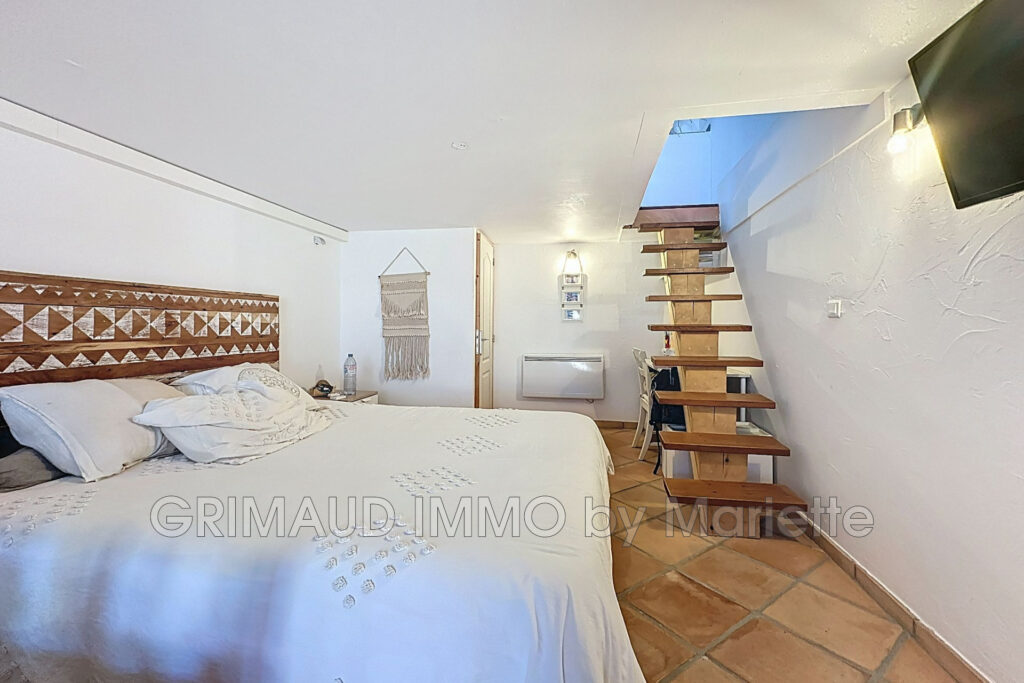 Dans une résidence avec piscines, charmant mazet comprenant de – 4 pièces – 2 chambres – 56.30 m²