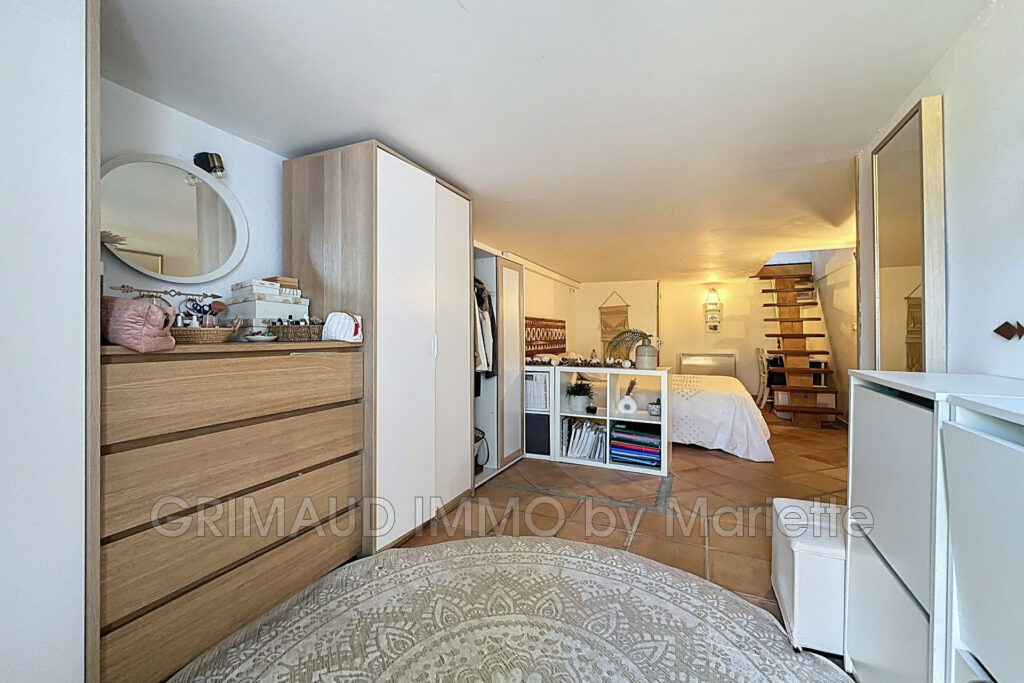 Dans une résidence avec piscines, charmant mazet comprenant de – 4 pièces – 2 chambres – 56.30 m²