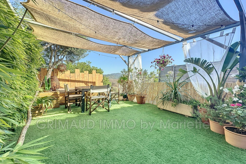 Dans une résidence avec piscines, charmant mazet comprenant de – 4 pièces – 2 chambres – 56.30 m²