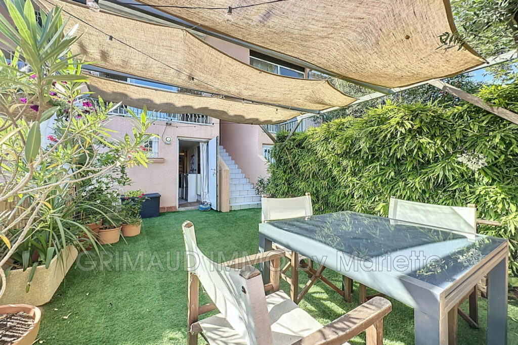 Dans une résidence avec piscines, charmant mazet comprenant de – 4 pièces – 2 chambres – 56.30 m²