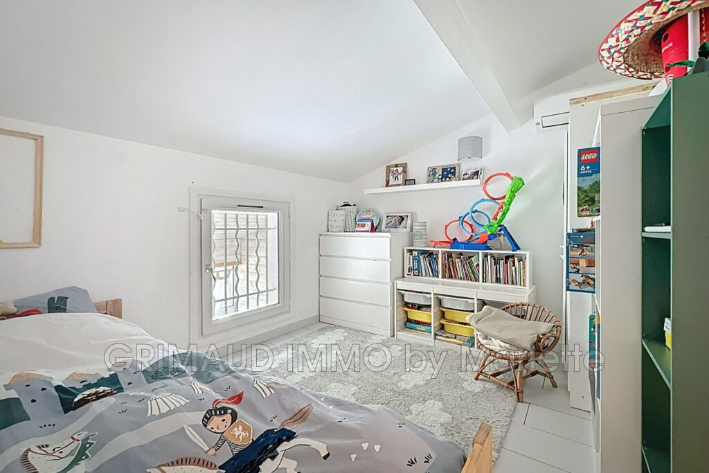 Dans une résidence avec piscines, charmant mazet comprenant de – 4 pièces – 2 chambres – 56.30 m²