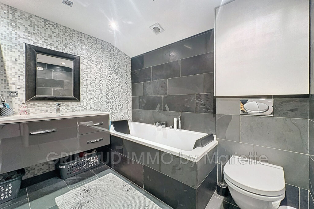 Dans une résidence avec piscines, charmant mazet comprenant de – 4 pièces – 2 chambres – 56.30 m²