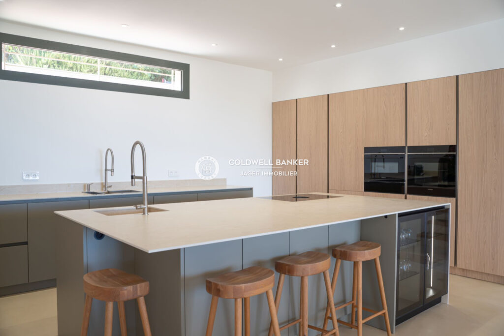 Superbe villa 330m2 5 chambres + studio – Vue panoramique mer  – 7 pièces – 6 chambres – 4  – 330.00 m²